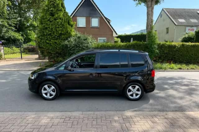 Volkswagen Touran (2011) thumbnail 2