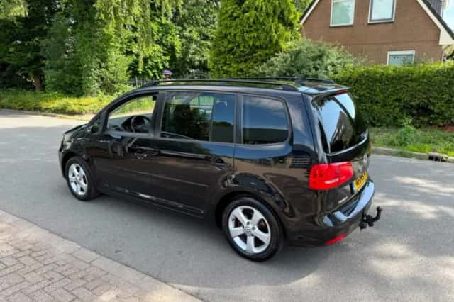 Volkswagen Touran (2011) thumbnail 3