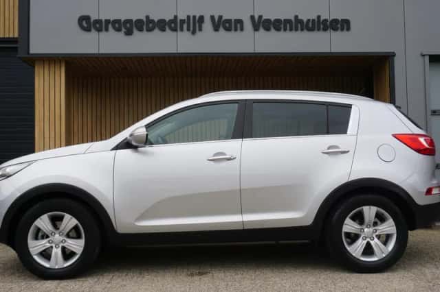Kia Sportage (2011) thumbnail 2