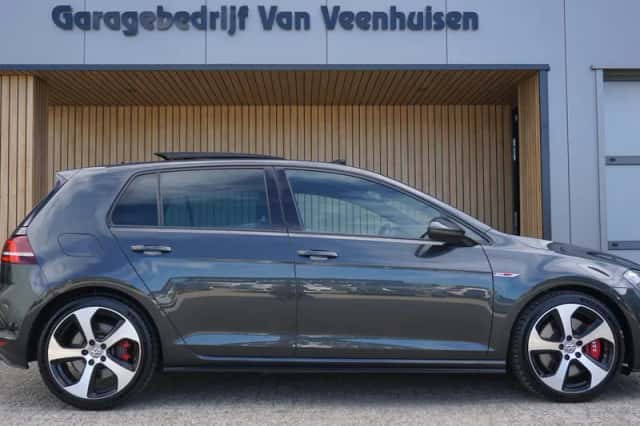 Volkswagen Golf (2016) thumbnail 3