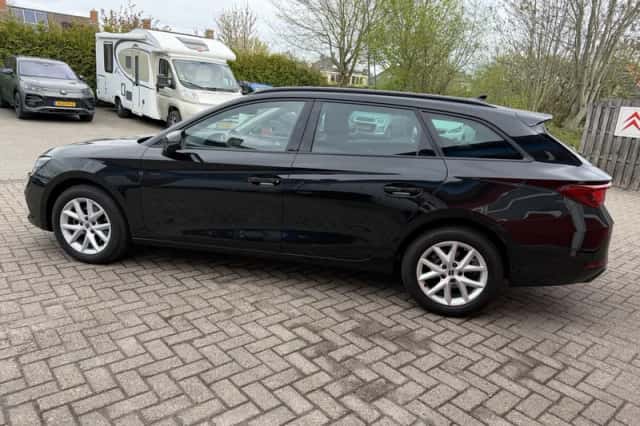 SEAT Leon (2023) thumbnail 2