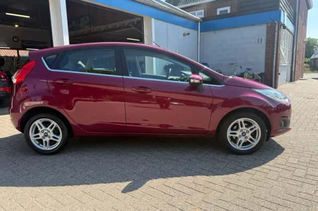 Ford Fiesta (2013) thumbnail 4