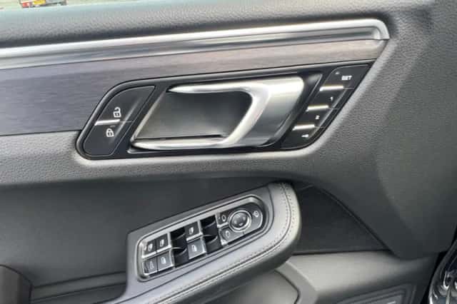 Porsche Macan (2020) thumbnail 15