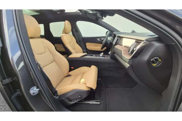 Volvo XC60 (2025) thumbnail 2