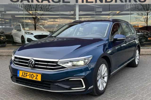 Volkswagen Passat (2022) thumbnail 1