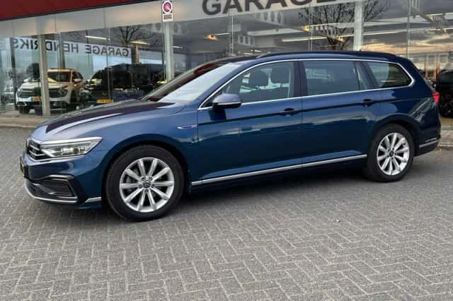 Volkswagen Passat (2022) thumbnail 3
