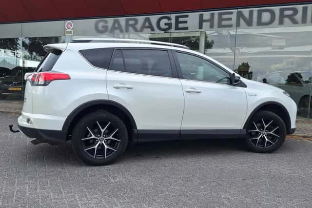 Toyota RAV4 (2017) thumbnail 6