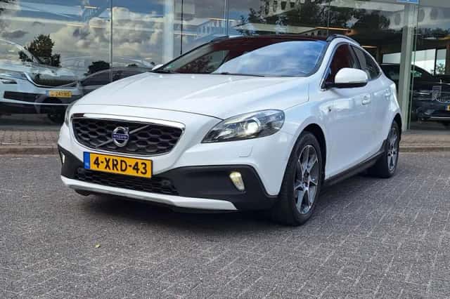 Volvo V40 Cross Country (2014) thumbnail 3