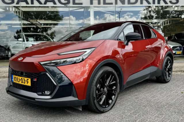 Toyota C-HR (2025) thumbnail 1