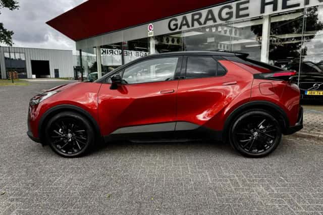 Toyota C-HR (2025) thumbnail 2