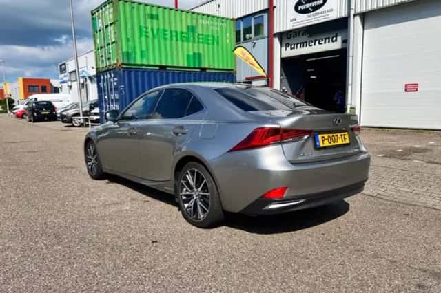 Lexus IS (2018) thumbnail 2