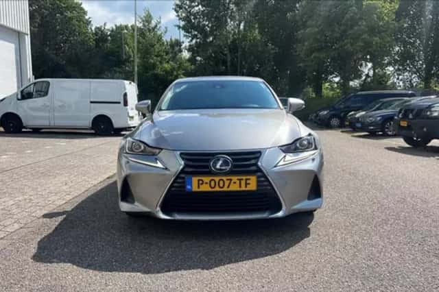 Lexus IS (2018) thumbnail 3