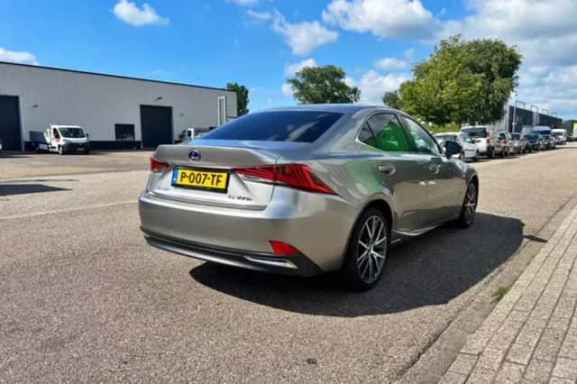 Lexus IS (2018) thumbnail 4