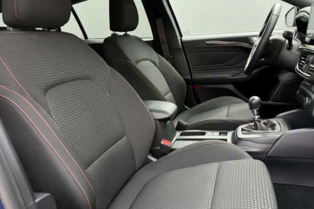 Ford Focus (2022) thumbnail 3