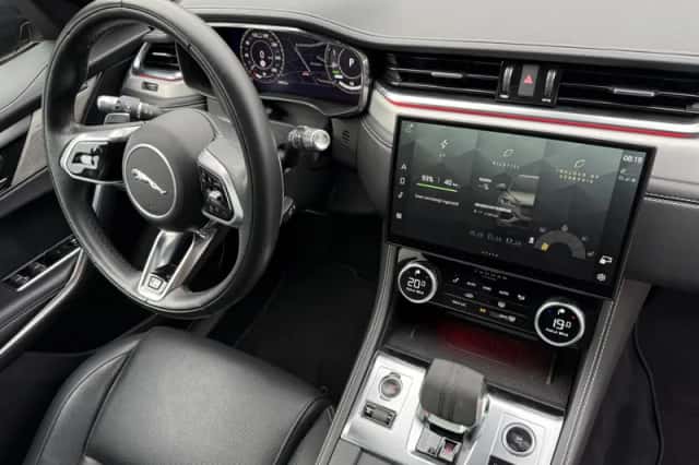 Jaguar F-Pace (2022) thumbnail 4