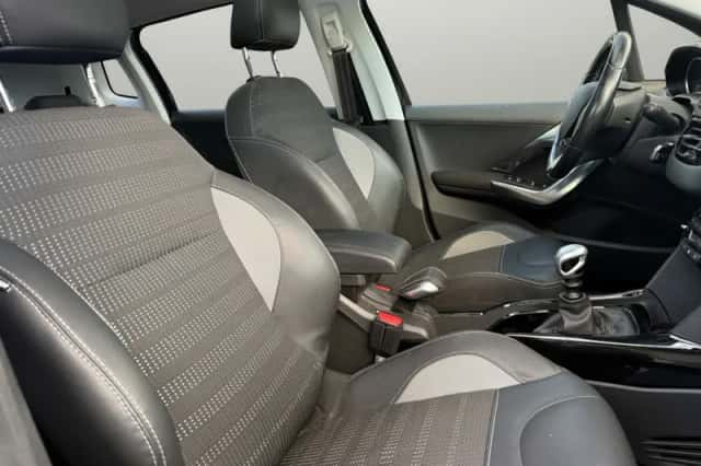 Peugeot 2008 (2008) thumbnail 3