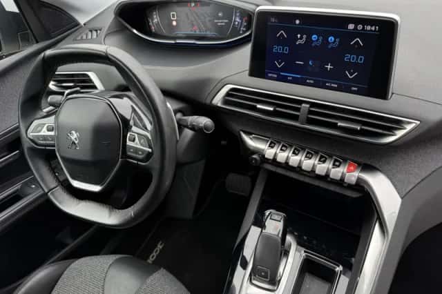 Peugeot 3008 (2017) thumbnail 4