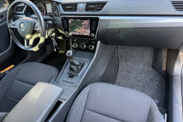 Škoda Superb (2018) thumbnail 4