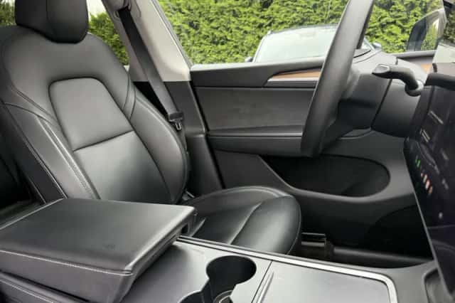 Tesla Model Y (2022) thumbnail 3
