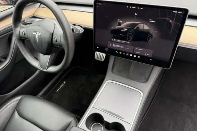 Tesla Model Y (2022) thumbnail 4