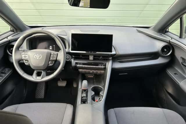 Toyota C-HR (2025) thumbnail 2