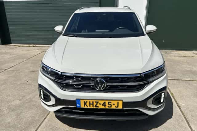 Volkswagen T-Roc (2024) thumbnail 2