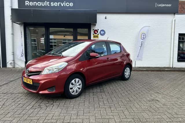 Toyota Yaris (2014) thumbnail 3
