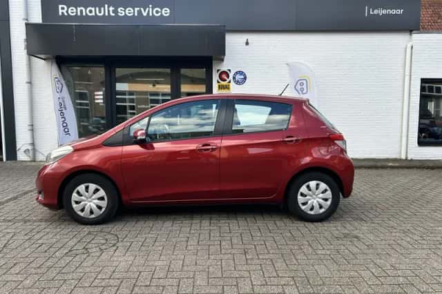Toyota Yaris (2014) thumbnail 4