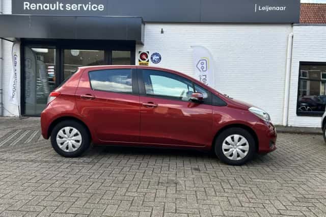 Toyota Yaris (2014) thumbnail 5