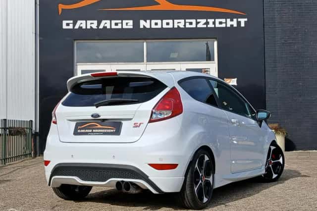 Ford Fiesta (2015) thumbnail 4