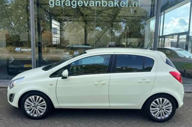 Opel Corsa (2011) thumbnail 3