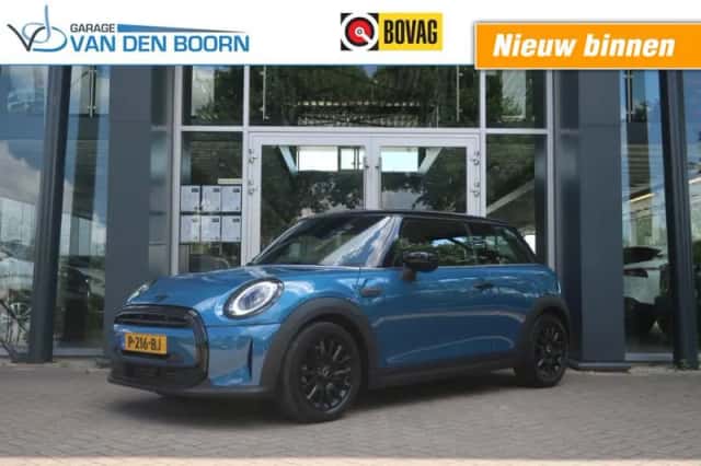 MINI Cooper (2022) thumbnail 2