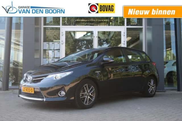 Toyota Auris (2015) thumbnail 2