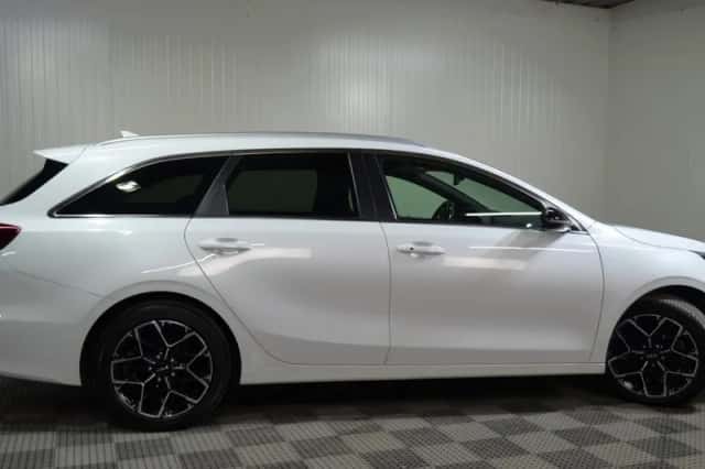 Kia Ceed Sportswagon (2023) thumbnail 2