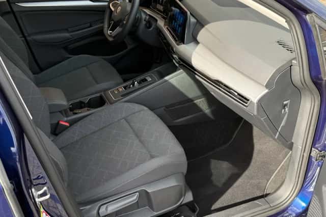 Volkswagen Golf (2024) thumbnail 3