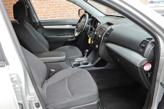 Kia Sorento (2010) thumbnail 3