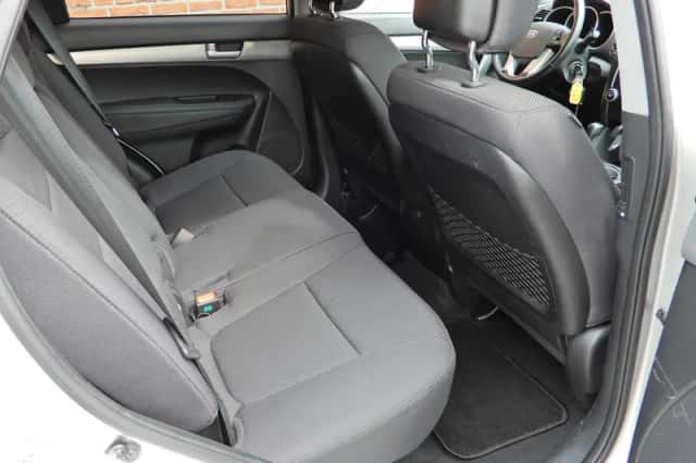 Kia Sorento (2010) thumbnail 4