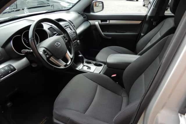 Kia Sorento (2010) thumbnail 5
