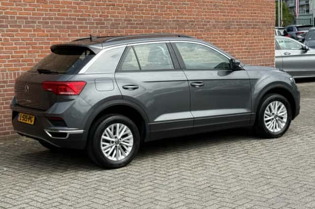 Volkswagen T-Roc (2021) thumbnail 2