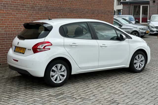 Peugeot 208 (2012) thumbnail 2