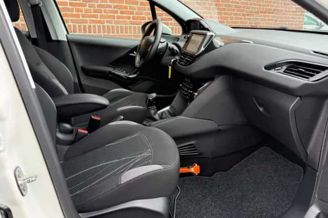 Peugeot 208 (2012) thumbnail 3