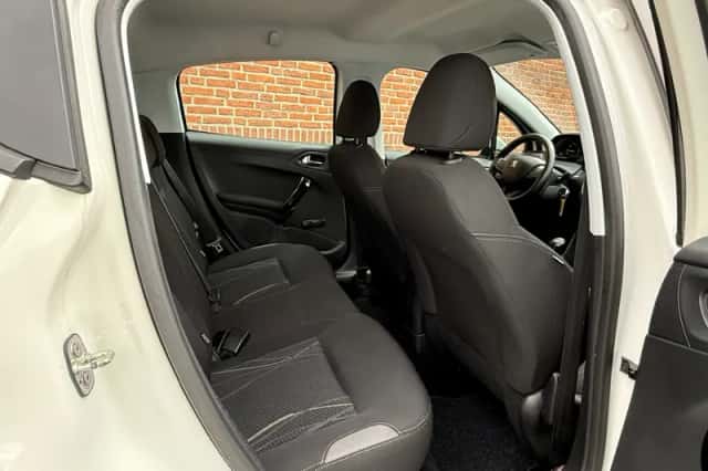 Peugeot 208 (2012) thumbnail 4