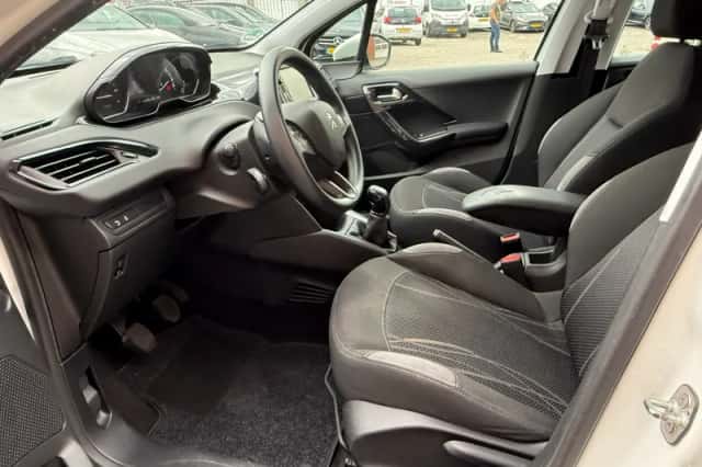Peugeot 208 (2012) thumbnail 5