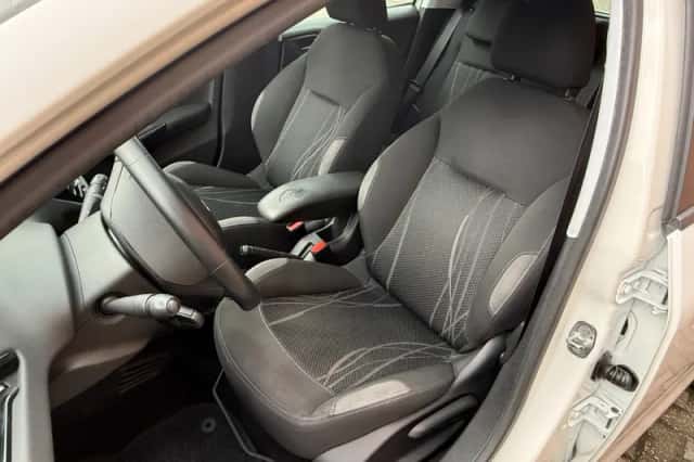 Peugeot 208 (2012) thumbnail 6
