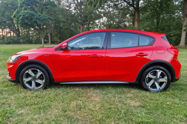 Ford Focus (2021) thumbnail 2