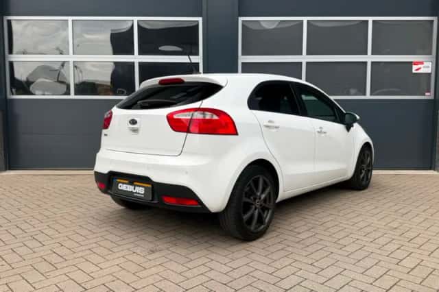 Kia Rio (2012) thumbnail 2