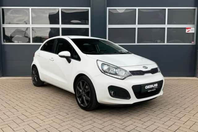 Kia Rio (2012) thumbnail 3