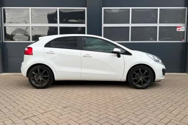 Kia Rio (2012) thumbnail 5