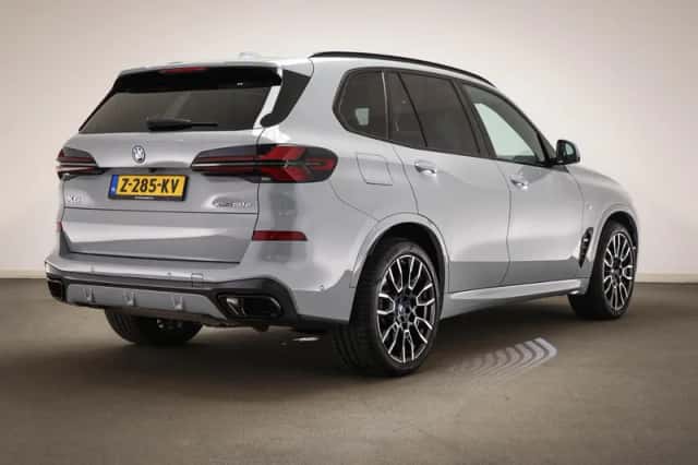 BMW X5 (2023) thumbnail 2