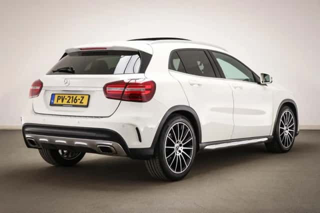 Mercedes-Benz GLA (2017) thumbnail 2